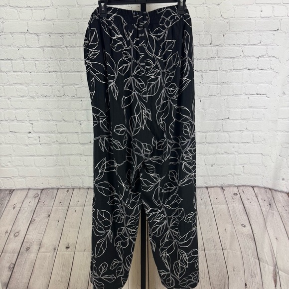 Torrid Black and White Leaf Print Flowy Pants Size 3X - Picture 6 of 7